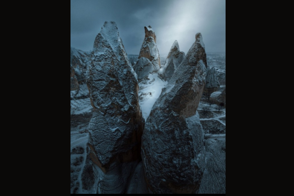 "El jinete solitario" de Dennis Schmelz fue la imagen ganadora del concurso. "Durante la mágica hora azul, un jinete solitario se yergue sobre un promontorio rocoso en el corazón de Capadocia", describe el autor.