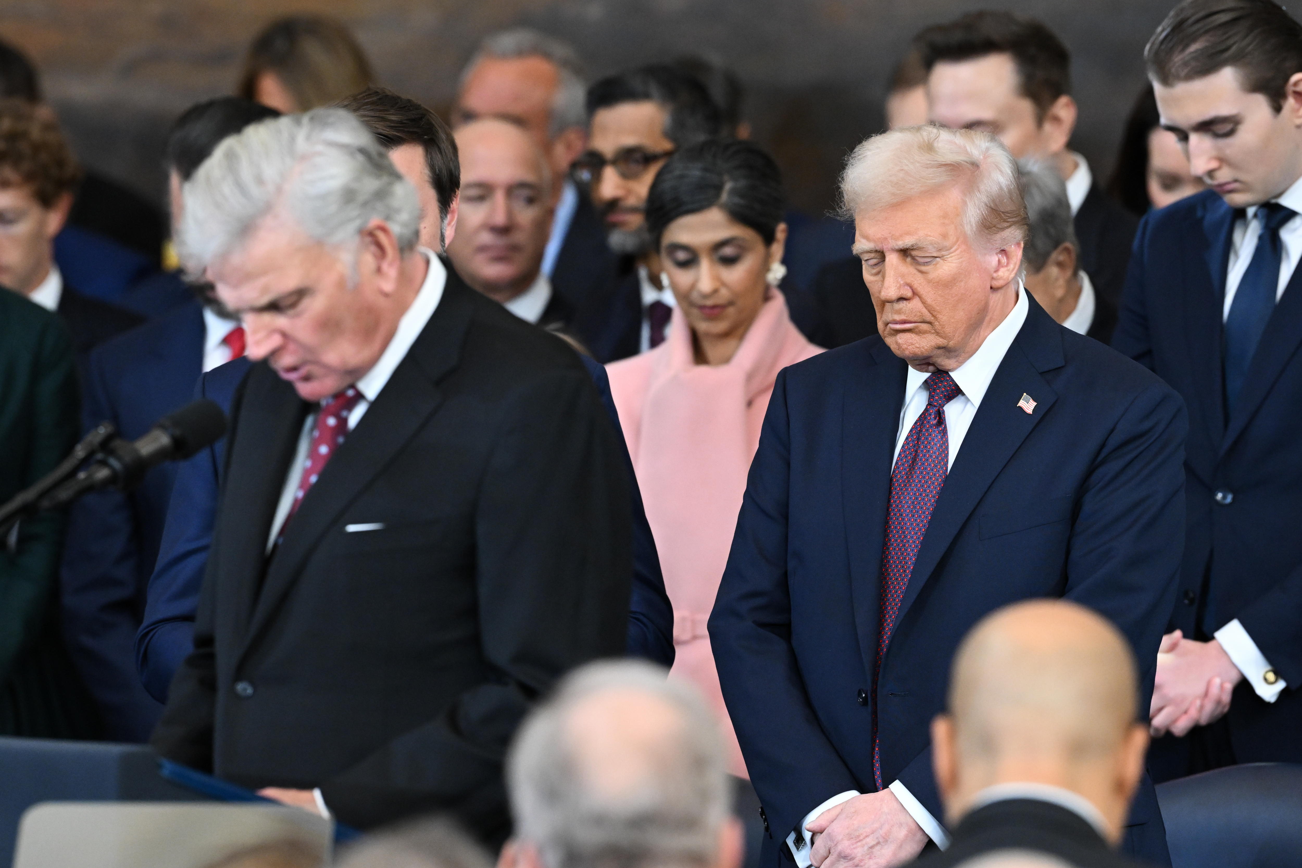 Washington (United States), 20/01/2025.- US President-elect Donald Trump (C) bows his head as US evangelist president of Samaritan's Purse Franklin Graham devliers an invocation during the inauguration ceremony before Trump is sworn in as the 47th US President in the US Capitol Rotunda in Washington, DC, USA, 20 January 2025. EFE/EPA/SAUL LOEB / POOL