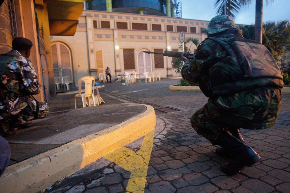 Autoridades de Kenia intentan restablecer el control del centro comercial atacado en Nairobi./ EFE