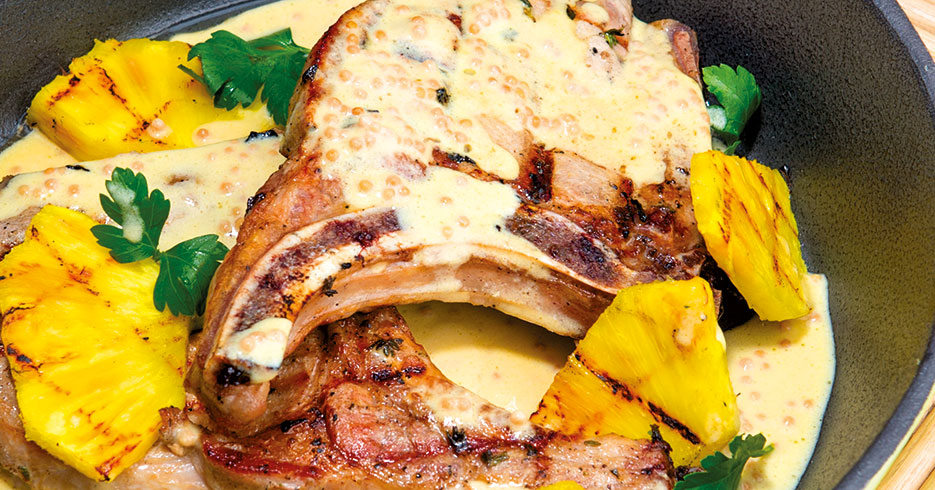 Chuletas de cerdo con salsa de semillas de mostaza y piña asada