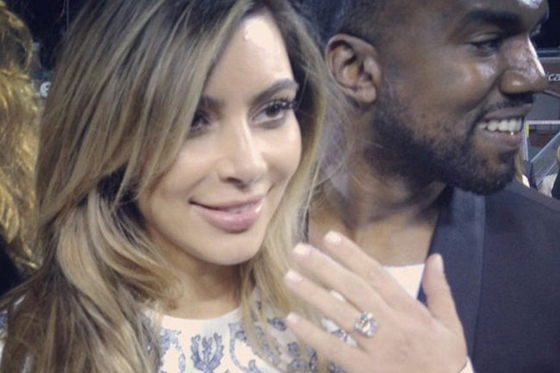 Kim Kardashian muestra el anillo de compromiso que le regaló Kanye West.