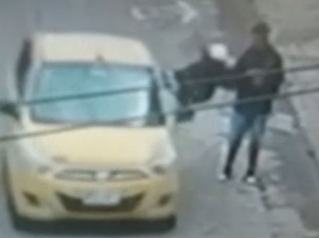 Nueva modalidad de robo en Bogotá: ladrones hurtan desde ventanas de taxis