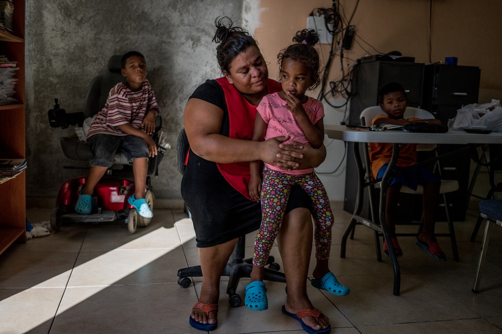 Piedad sostiene a su hija en el refugio de migrantes Senda de Vida en Reynosa, México. Fueron detenidas cuando buscaban refugio en EE.UU. y entregadas a funcionarios de inmigración mexicanos, donde fueron encarceladas durante semanas. / Dominic Bracco