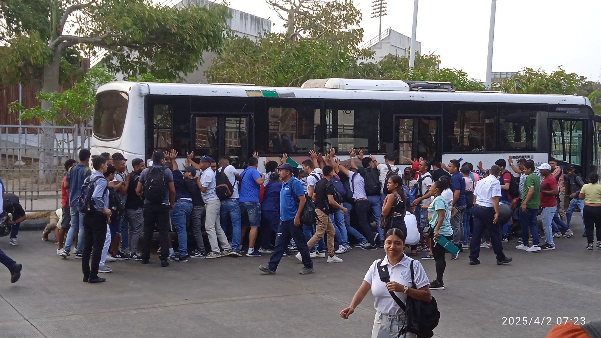 Trabajador de Transmetro quedó atrapado bajo un bus en Barranquilla