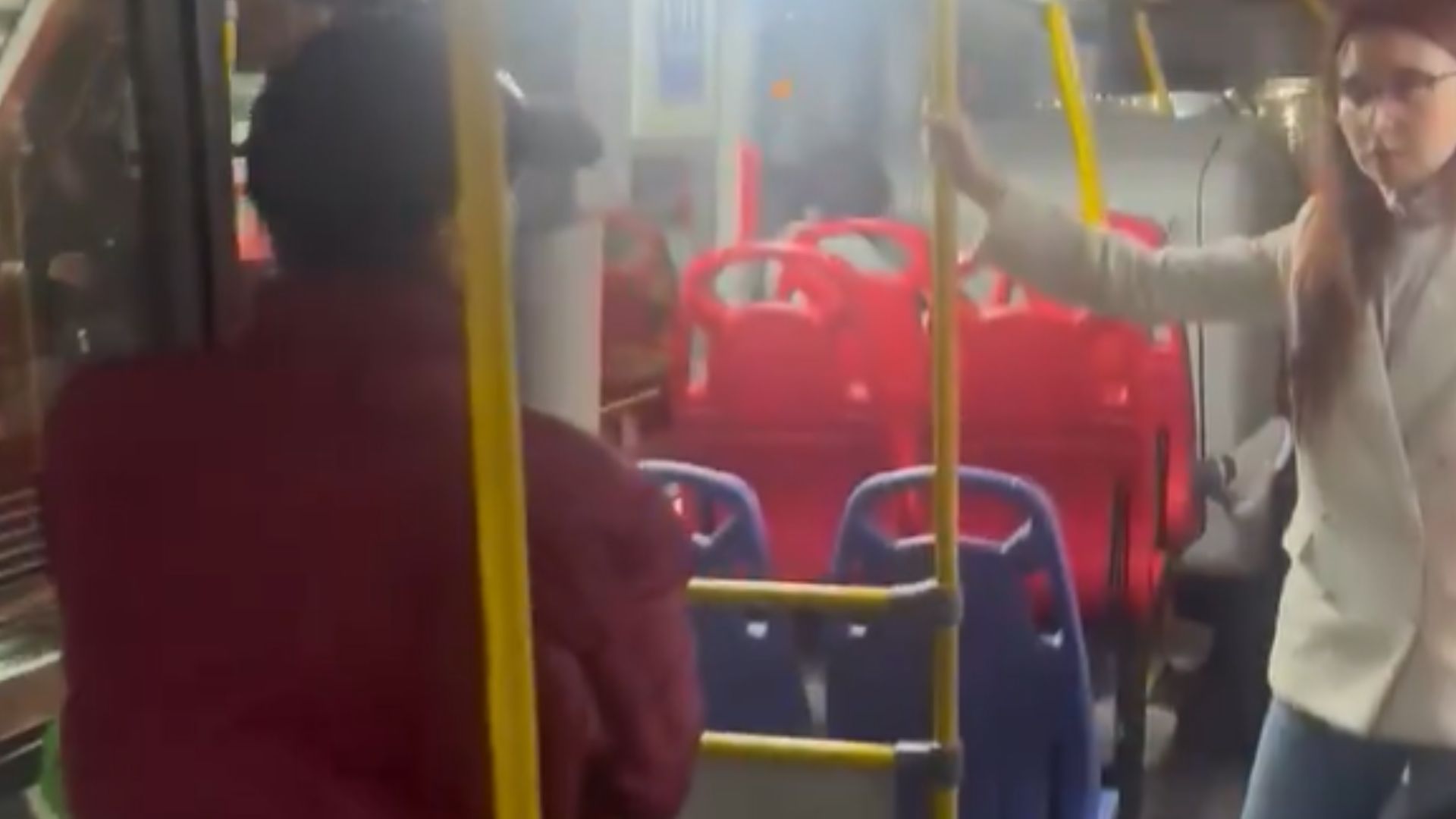 Mujer denuncia acoso sexual en TransMilenio grabando a su agresor: esto pasó