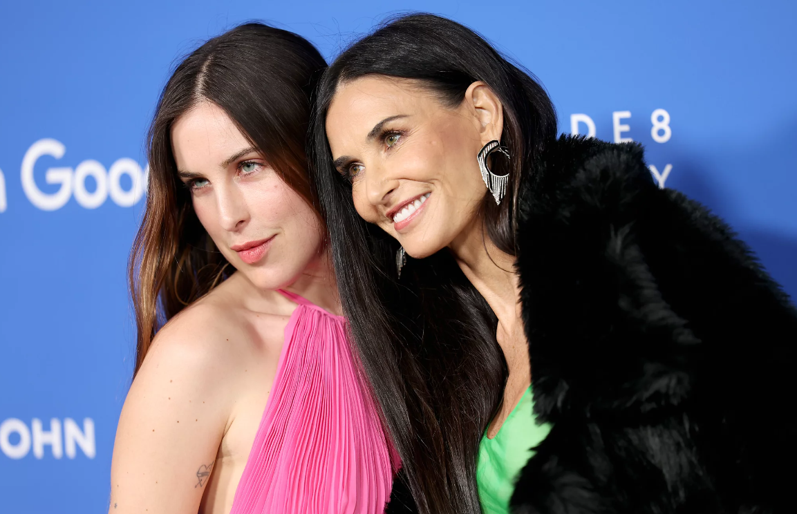 Demi Moore y su hija brillaron en la alfombra roja de los Fashion Trust Awards