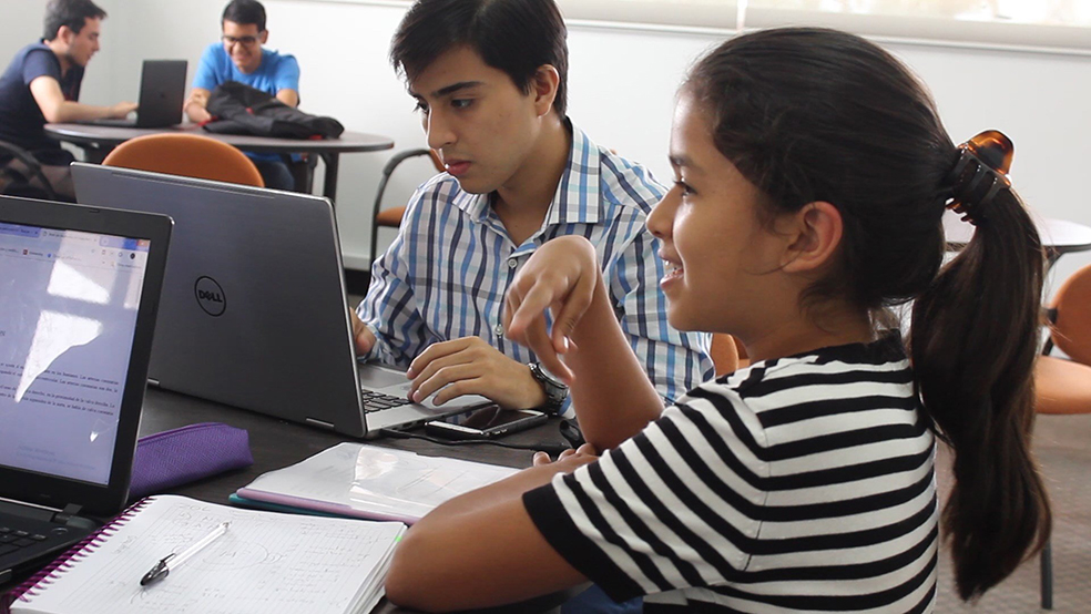 El Ministerio de Educación de Ecuador debe resolver el inusual caso de una niña superdotada que, a sus doce años, acaba de completar el preuniversitario de medicina y desea seguir en la facultad a pesar de que no ha terminado ni la escuela primaria.EFE - Cortesía Melisa Clavijo"Hace dos años que estaba pidiendo venir, pero la frené porque me parecía muy chiquita", evoca la madre de aquella reunión, y defiende la voluntad de su hija de no regresar a la escuela porque, después de este preuniversitario, "ya ha probado los conocimientos como para seguir su carrera".
