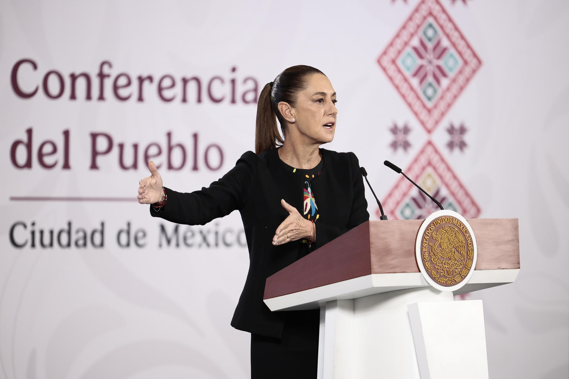 MEX1075. CIUDAD DE MÉXICO (MÉXICO), 11/12/2025.- La presidenta de México, Claudia Sheinbaum, habla en una rueda de prensa este jueves, en el Palacio Nacional de Ciudad de México (México). Sheinbaum aseguró que la imposición de aranceles de entre 5 a 50 % aprobada para 2026 por el Senado mexicano “no está dirigida a China”, sino a los países con los que México no tiene “tratado comercial", en medio del impulso de la producción nacional. EFE/ José Méndez