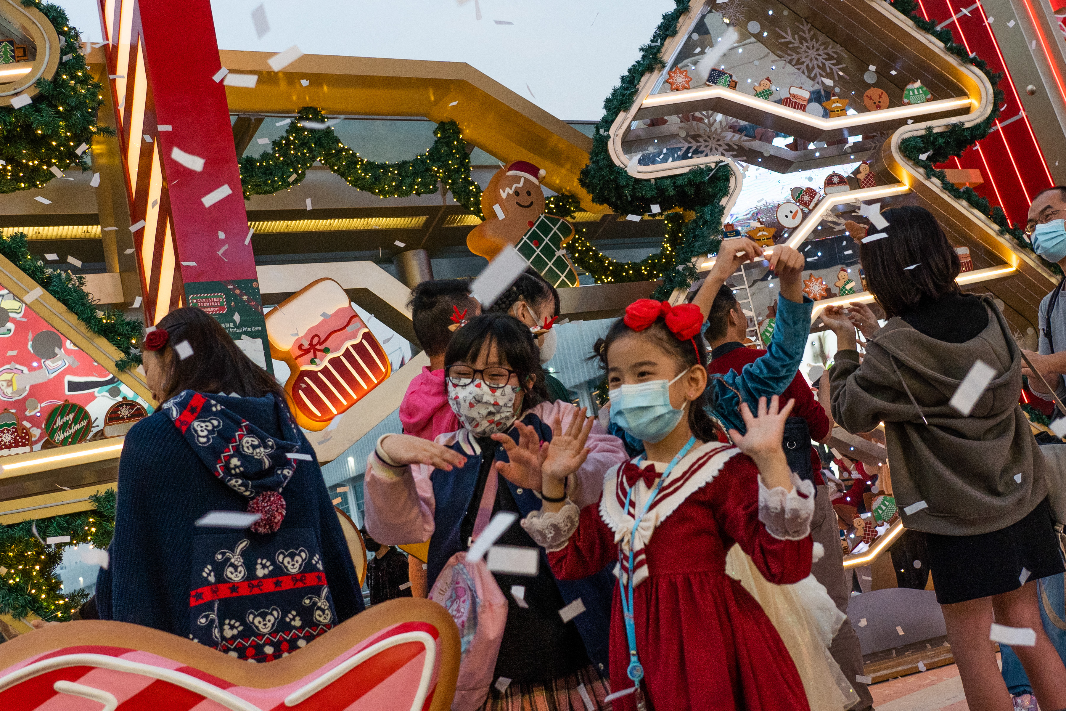 China: Los niños posan para una foto en la víspera de Navidad en el área de Tsim Sha Tsui de Hong Kong el 24 de diciembre de 2021.