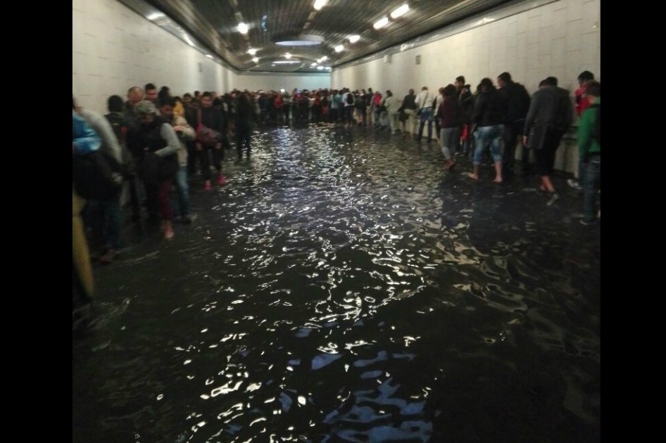 Así se veía esta tarde la estación Ricaurte, de Transmilenio. / Foto: Tomada de @AyCapullito