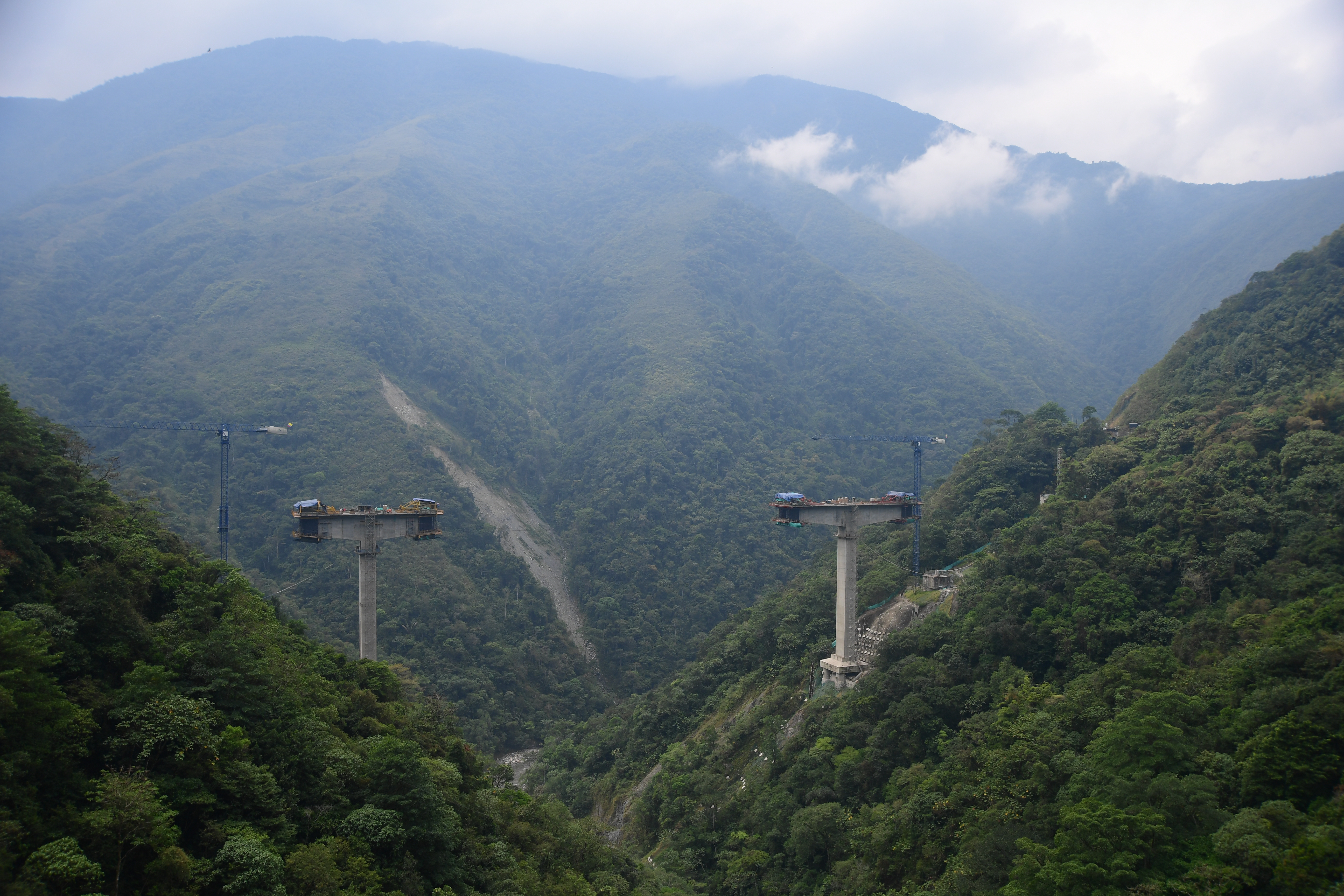 Obras del Puente Chirajara,  vía Bogotá - Villavicendio.