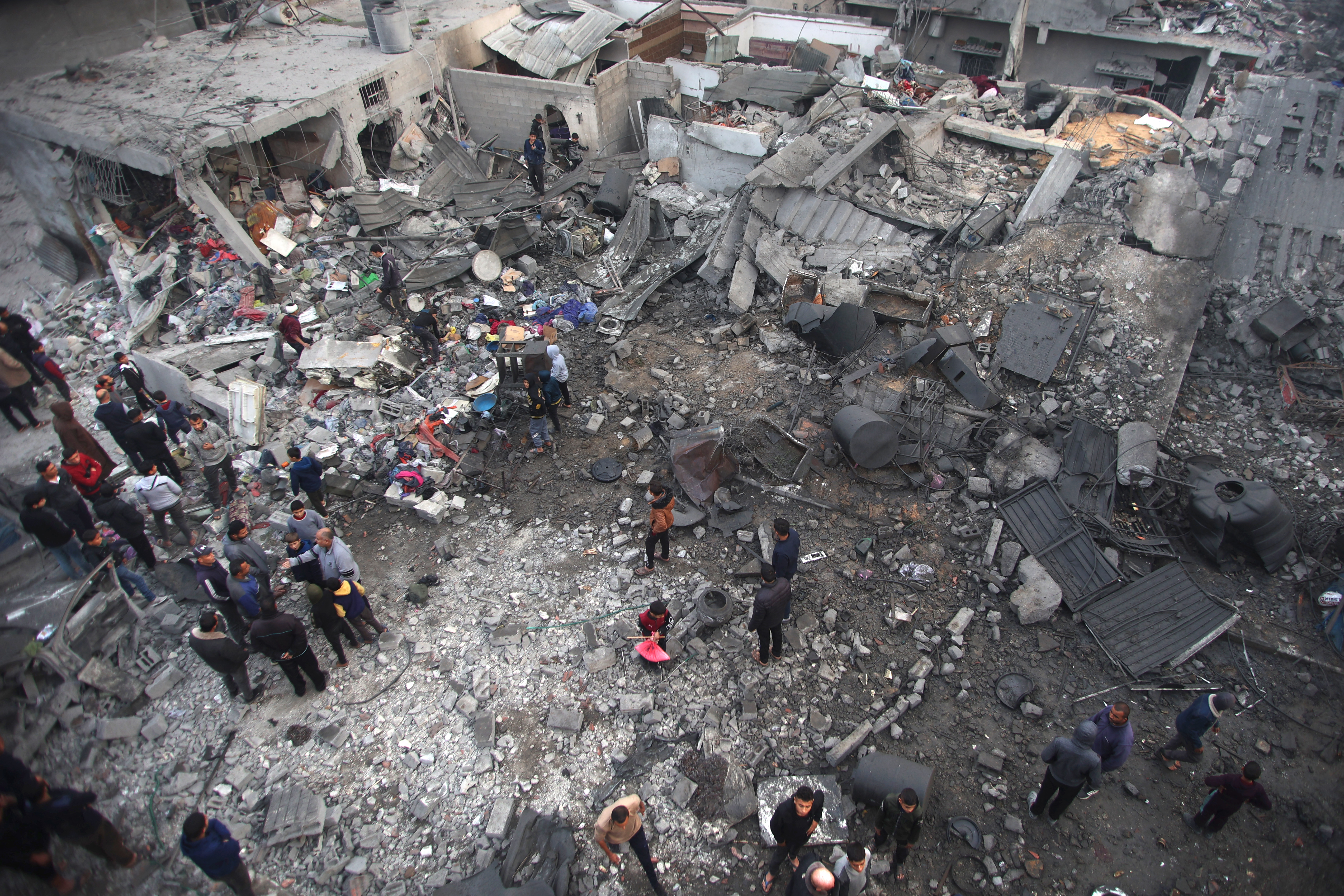 La gente revisa los escombros de los edificios alcanzados por los ataques israelíes la noche anterior en Jabalia, en el norte de la Franja de Gaza, el 16 de enero de 2025, tras el anuncio de una tregua en medio de la guerra entre Israel y el movimiento palestino Hamás.