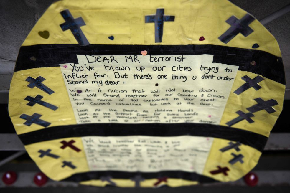 Mensajes como este, en los que los jóvenes se dirige a los terroristas, inundan las calles de Mánchester.  / AFP