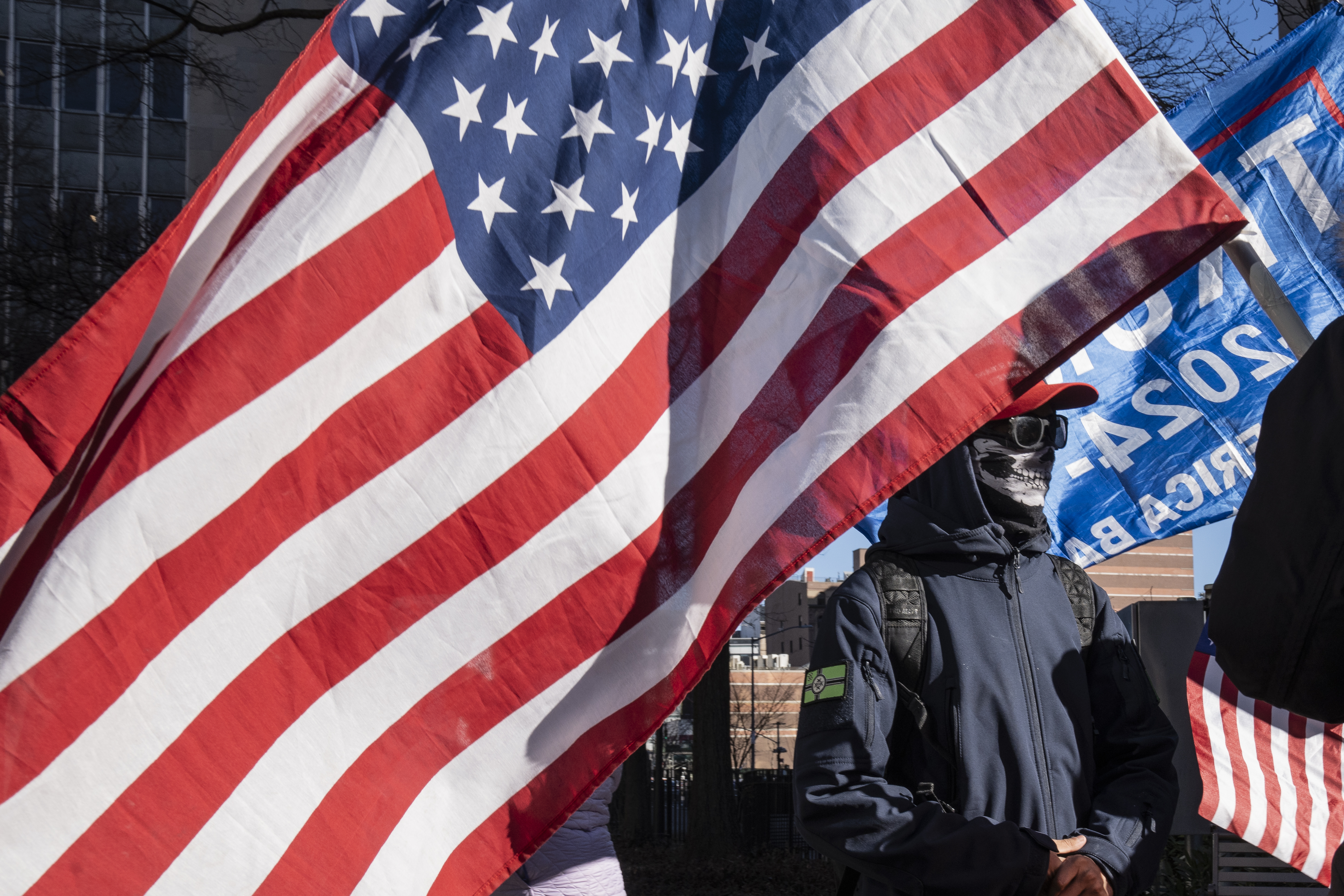 AME167. NUEVA YORK (ESTADOS UNIDOS), 10/01/2025.- Personas sostienen banderas durante una manifestación en apoyo al presidente electo Donald Trump frente al tribunal este viernes, en Nueva York (Estados Unidos). Trump equiparó su condena penal a libertad incondicional a una derrota de la supuesta "caza de brujas" a la que dice estar sometido por parte del Partido Demócrata. EFE/ Ángel Colmenares