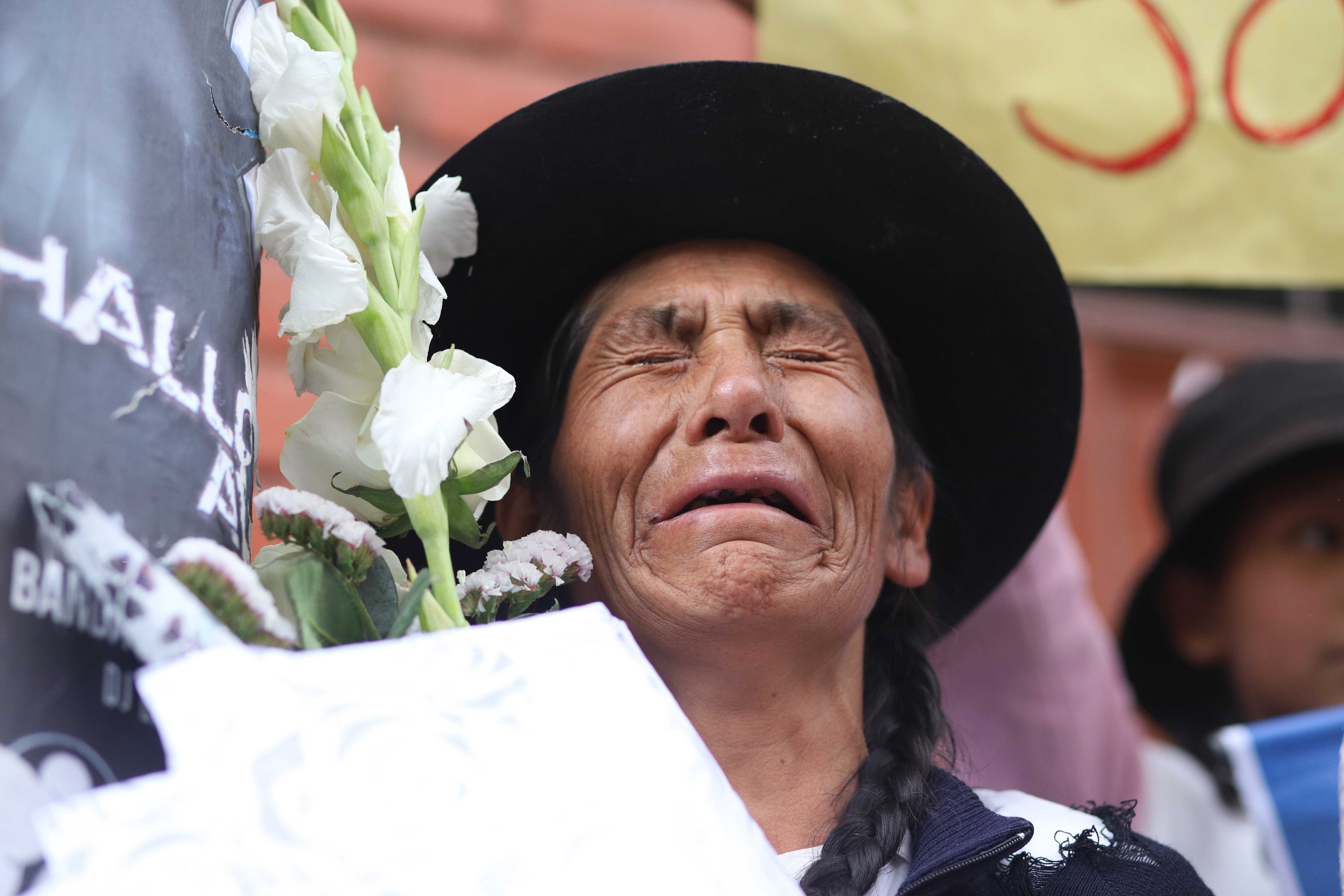 -FOTODELDÍA- AME1375. AYACUCHO (PERÚ), 17/12/2022.- Una familiar de uno de los manifestantes asesinados llora hoy durante su funeral en Ayacucho (Perú). Al menos cuatro de los nueve fallecidos en los enfrentamientos que se produjeron el pasado jueves en Ayacucho fueron enterrados este sábado en esa región andina del sur de Perú, mientras las autoridades sanitarias trasladaron a Lima a siete heridos y afectados durante el estallido de violencia en esa localidad. EFE/ Miguel Gutiérrez