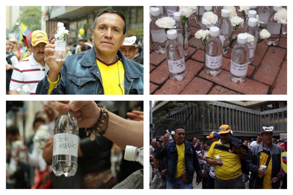 En marcha del Centro Democrático activistas de la paz reparten mensajes de reconciliación