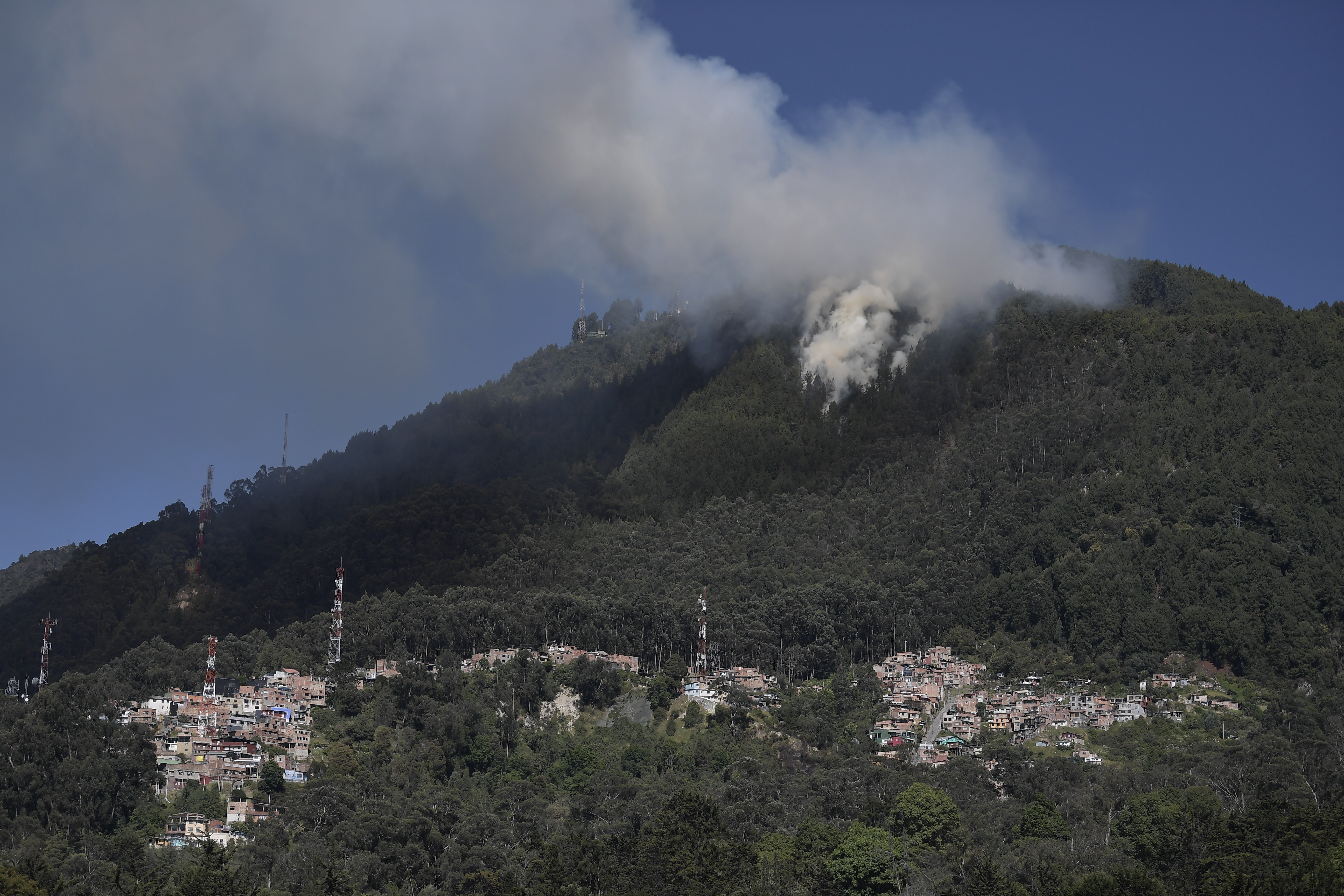 Incendio en cerro El Cable ya suma 1.136 personas intentando liquidar las llamas