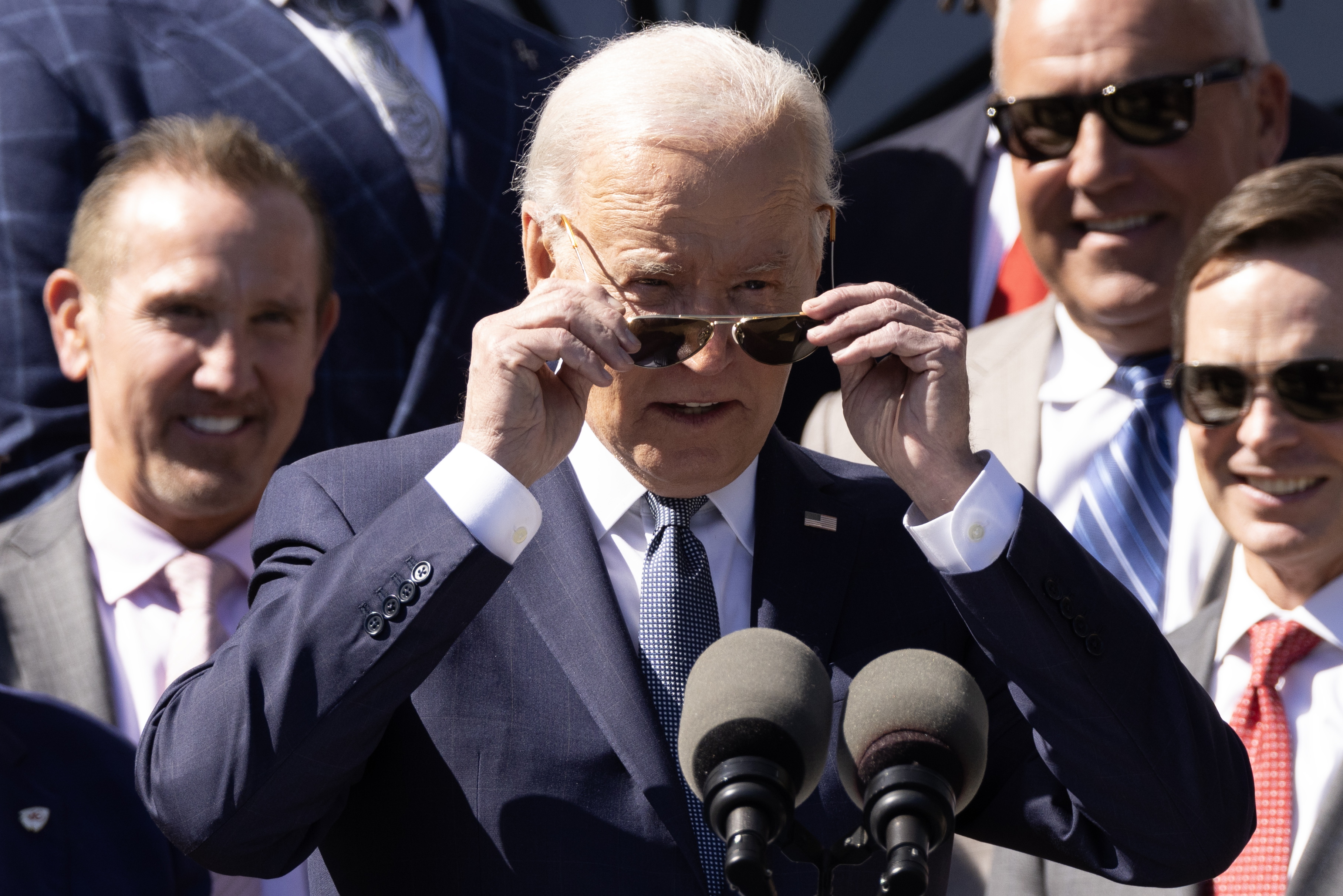 Washington (United States), 31/05/2024.- US President Joe Biden (C) attends a ceremony welcoming the Kansas City Chiefs to the White House to celebrate their championship season and victory in Super Bowl LVIII, on the South Lawn of the White House in Washington, DC, USA, 31 May 2024. EFE/EPA/MICHAEL REYNOLDS / POOL