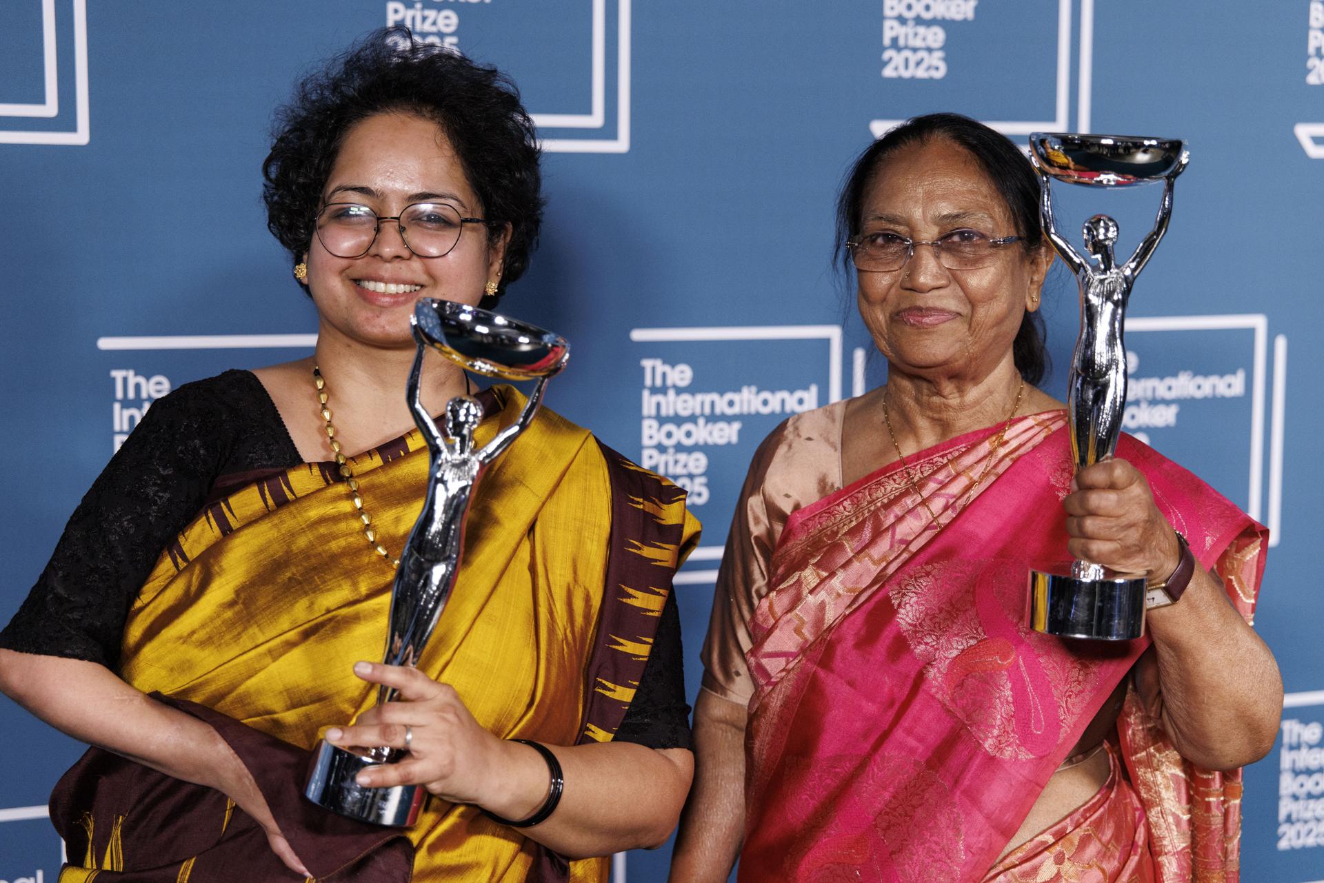LONDON (United Kingdom), 21/05/2025.- Banu Mushtaq (R), author of shortlisted novel 'Heart Lamp' and translator Deepa Bhasthi (L) pose for photographers after the novel was announced as winner of the 2025 International Booker Prize at the Tate Modern, in London, Britain, 20 May 2025. The International Booker Prize is awarded annually for the finest work of fiction from around the world which has been translated into English and published in the UK or Ireland. (Irlanda, Reino Unido, Londres) EFE/EPA/TOLGA AKMEN
