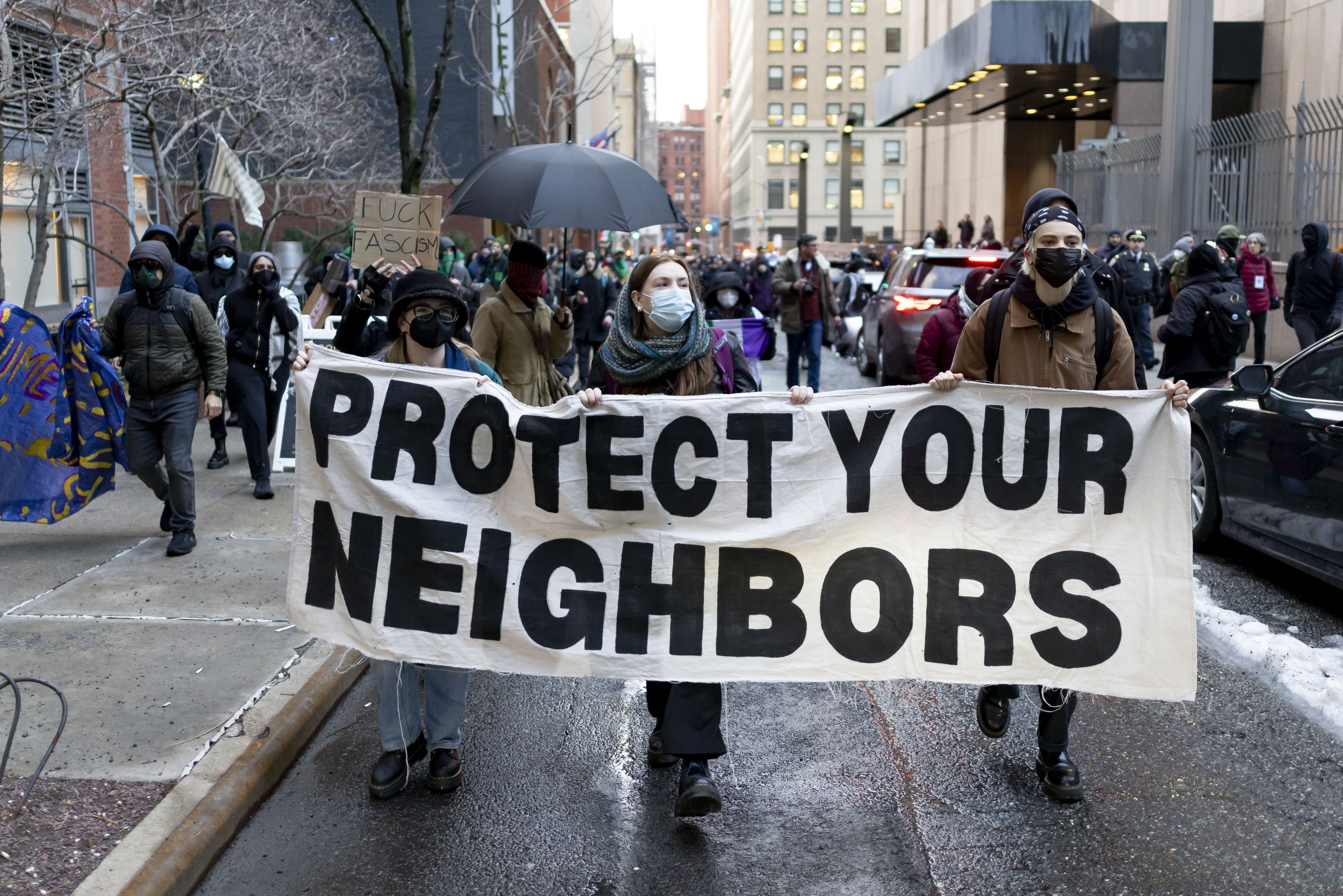 NEW YORK (United States), 13/02/2025.- People march during a protest against US President Donald Trump administration's immigration and deportation policies and United States Immigration and Customs Enforcement (ICE), in New York, New York, USA, 13 February 2025. Since taking office last month, President Trump has put in to place strict anti-immigration policies. (Protestas, Estados Unidos, Nueva York) EFE/EPA/JUSTIN LANE
