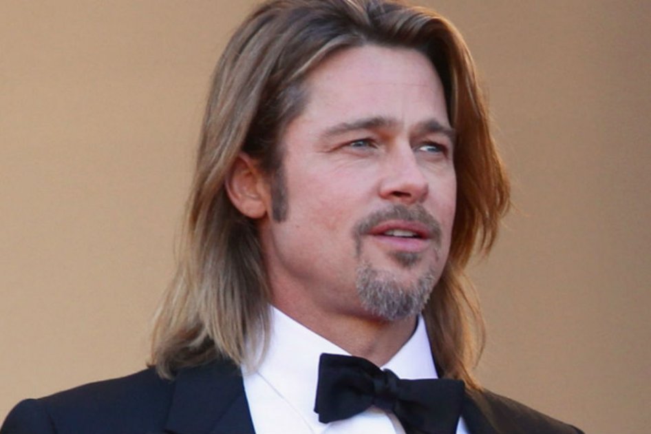 Brad Pitt estiliza su figura con una faja reductora