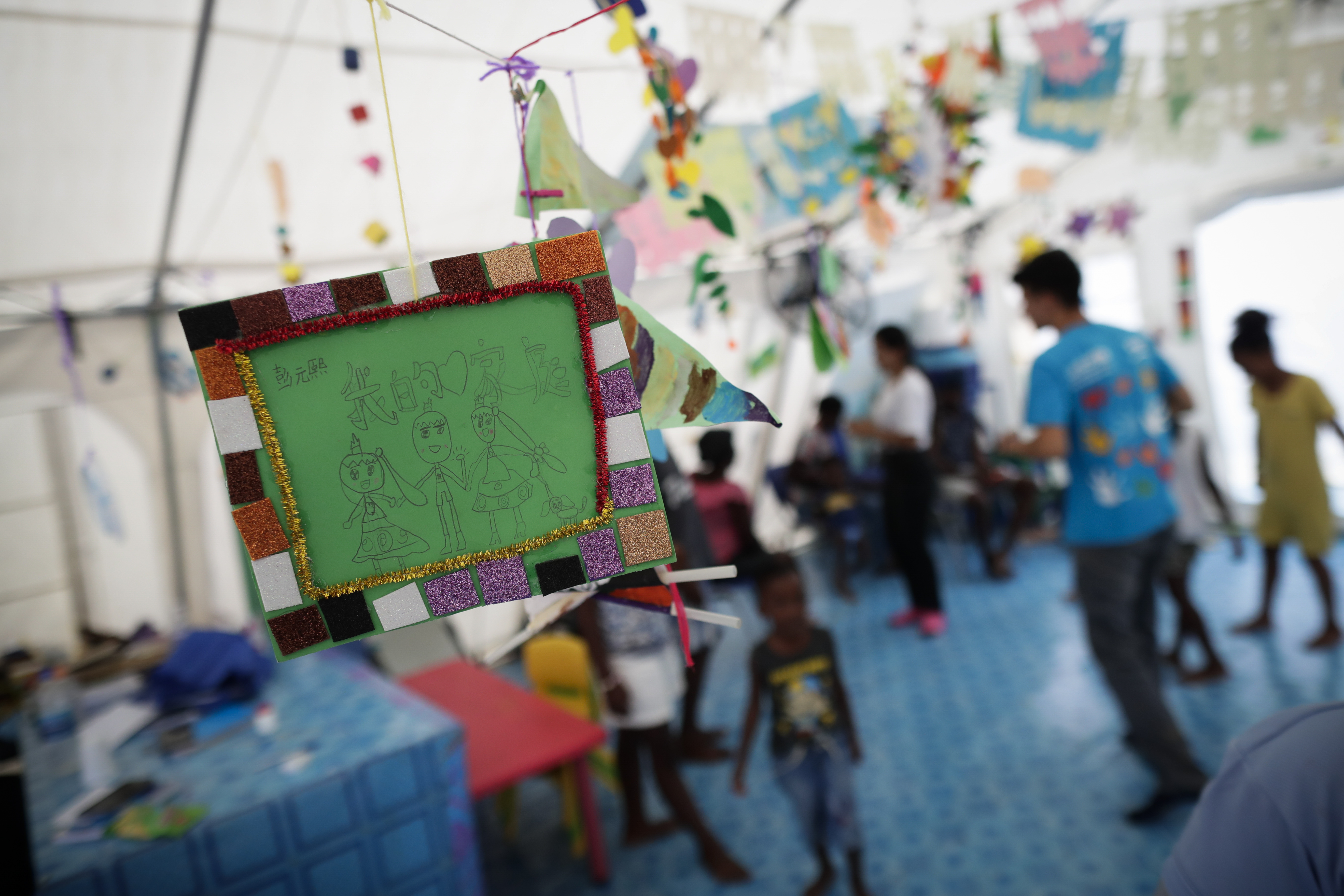 -FOTOGALERÍA- AME4250. BAJO CHIQUITO (PANAMÁ), 21/03/2023.- Niños migrantes juegan en la Estación de Recepción Migratoria (ERM) de San Vicente en Metetí (Panamá), el 11 de marzo de 2023. "Guerreros", repiten las madres, hijos guerreros que han aguantado largas caminatas, hambre, sed, el calor, picaduras de insectos, superar ríos y cerros, para sobrevivir a la selva del Darién en su ruta hacia Estados Unidos. Recién salidos de esta selva que hace de frontera natural entre Colombia y Panamá, los migrantes llegan hasta la conocida como Quebrada del León, donde les esperan unas piraguas de indígenas que los descenderán por el casi seco río Tuquesa hasta Bajo Chiquito, una pequeña población emberá donde podrán al fin reposar tranquilos. EFE/ Bienvenido Velasco