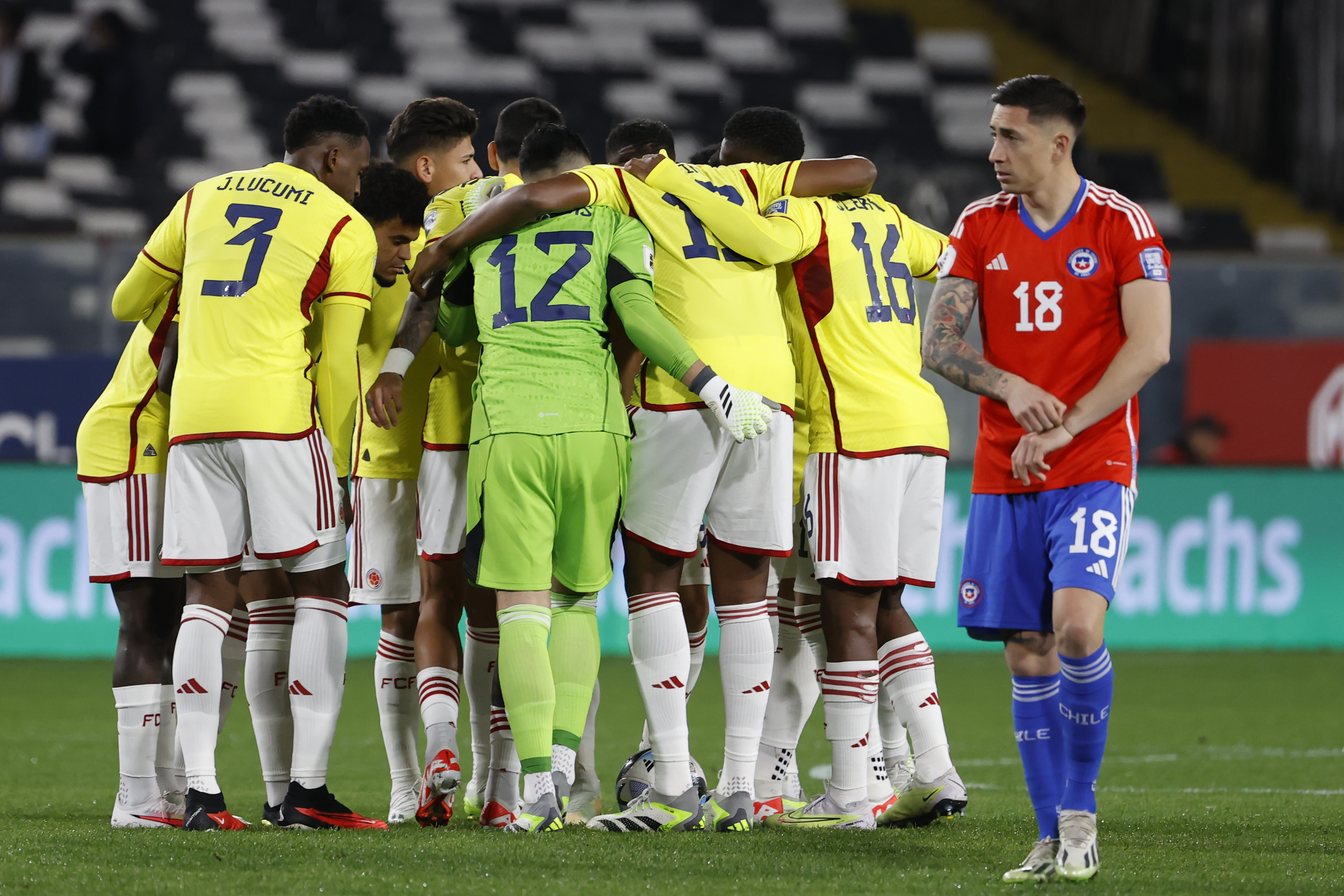 Colombia le sacó un empate a Chile en una cancha que estuvo imposible