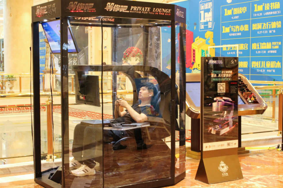 Cabinas para dormir la siesta en China mientras la pareja va de compras