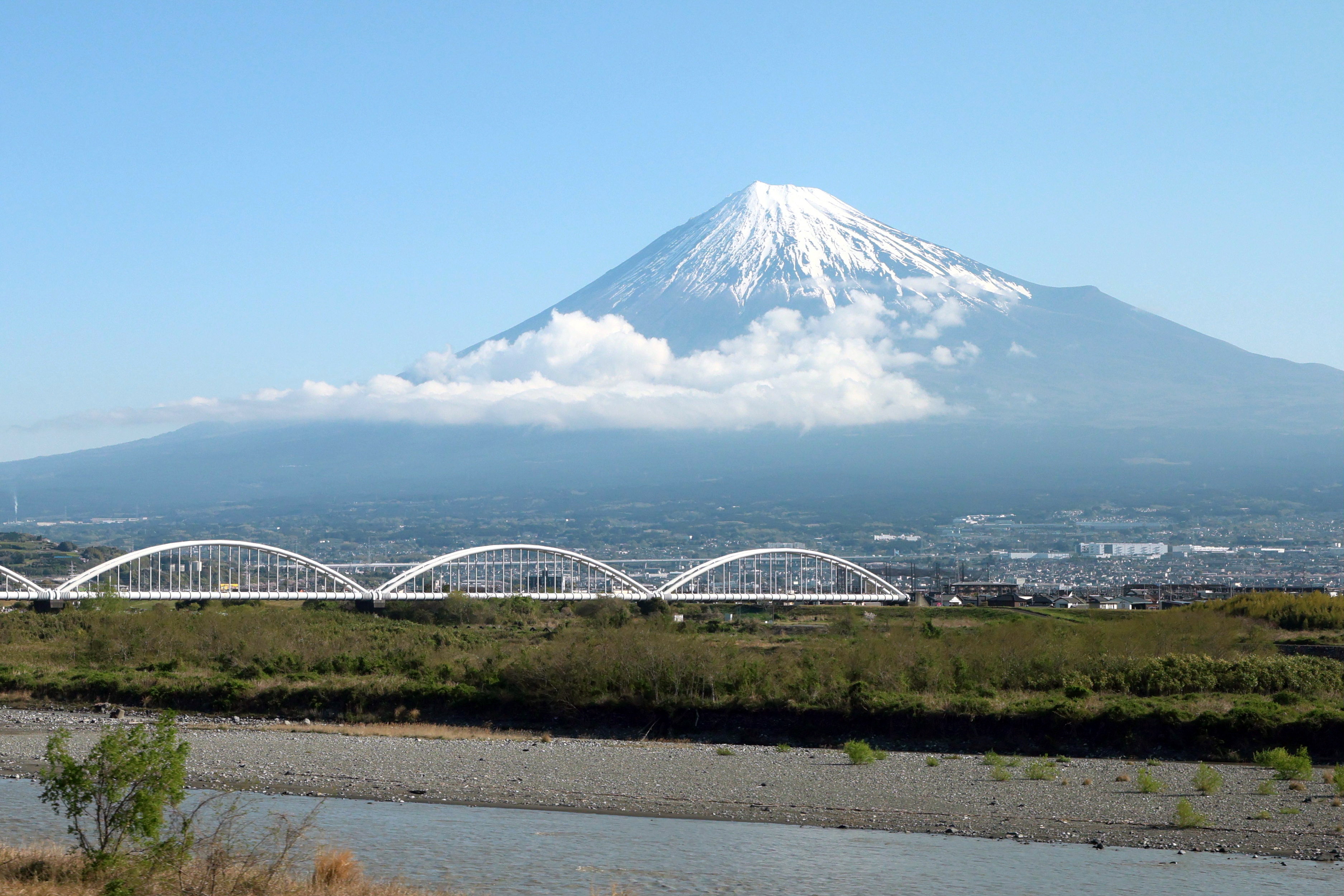 Otra ciudad de Japón bloqueará vista del monte Fuji por el sobreturismo
