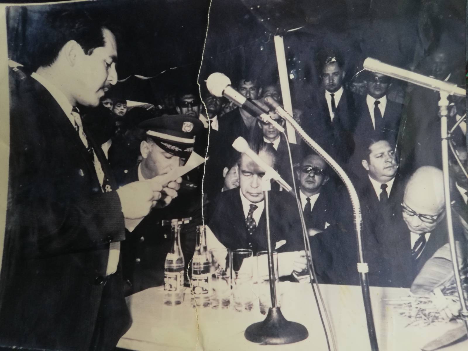 Noel Montenegro interviene en un evento de la Asociación Nacional de Usuarios Campesinos ante el presidente Carlos Lleras. / Archivo particular familia Montenegro.