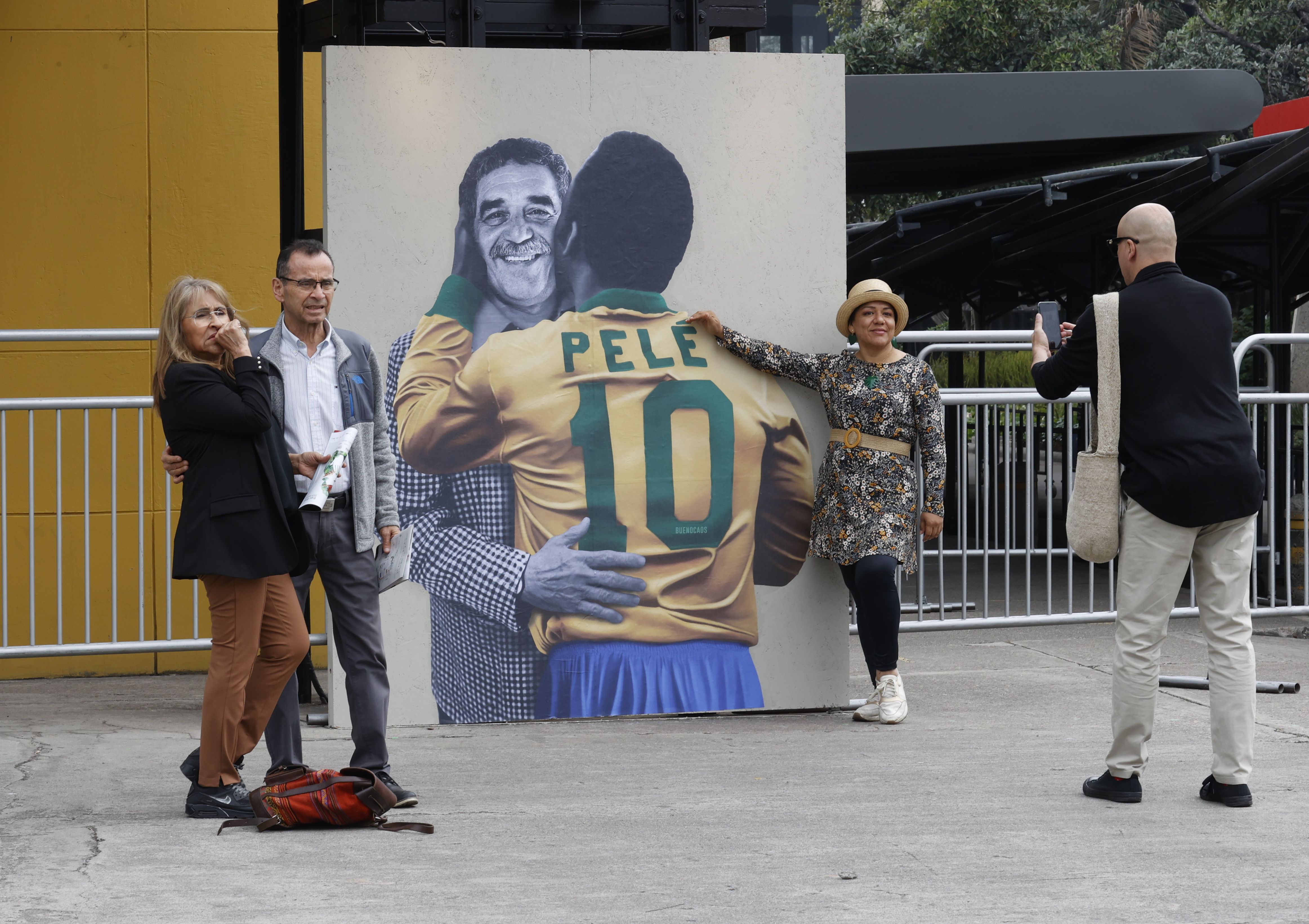 -FOTODELDÍA- AME8594. BOGOTÁ (COLOMBIA), 18/04/2024.- Personas posan frente a una imagen de Pelé y Gabriel Gracia Márquez en la Feria Internacional del Libro de Bogotá (FILBo), este jueves, en Bogotá (Colombia). La Feria Internacional del Libro de Bogotá (FilBo) abrió este jueves sus puertas al público, que comenzó a acudir a pabellones llenos de historias, un sinfín de actividades y la marca cultural de Brasil, país invitado de honor de la edición XXXVI. EFE/ Mauricio Dueñas Castañeda