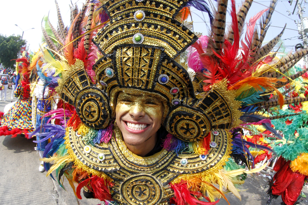 ¡Comenzó la fiesta! 3 looks irreverentes para dominar el Carnaval de Barranquilla