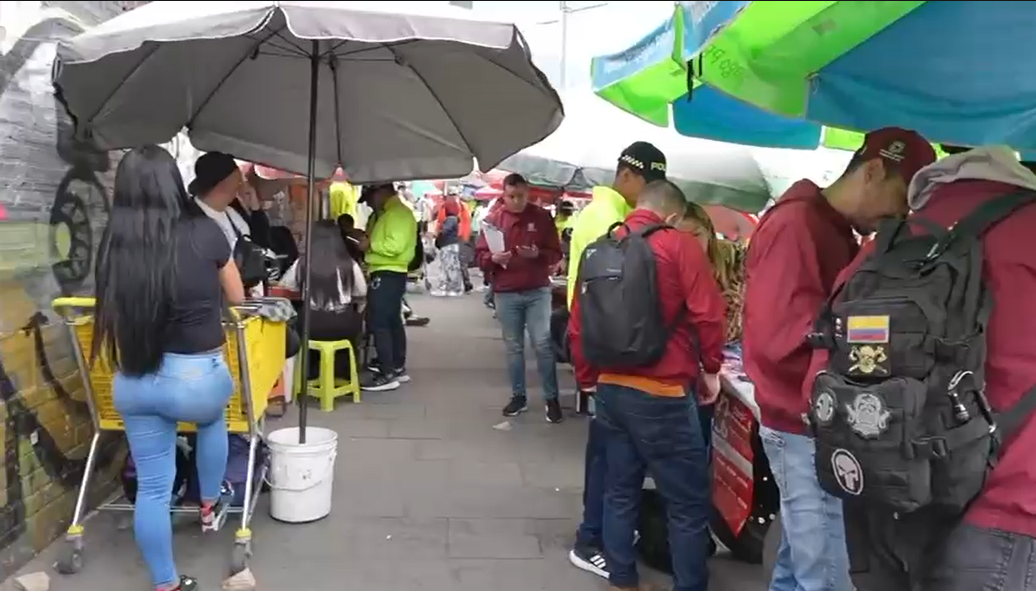 Incautan celulares robados ocultos en carretillas del centro de Bogotá