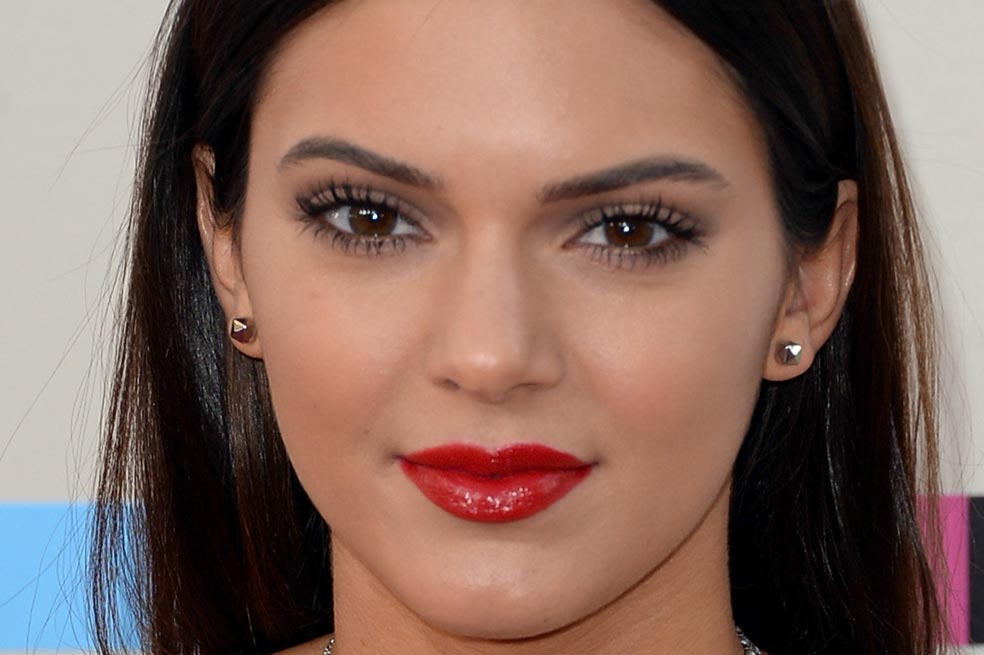 Kendall Jenner, muy sexy de blanco