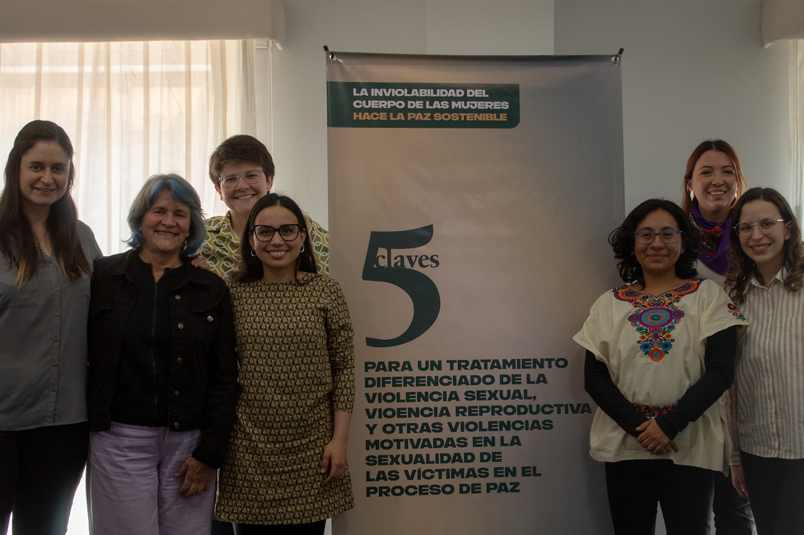 De izquierda a derecha: María Cecilia Ibañez, de Women's Link; Beatriz Quintero, de la Red Nacional de Mujeres; Susana Peralta, de Colombia Diversa; María de los Ángeles Ríos, de Red Nacional de Mujeres, Viviana Rodríguez, de Humanas; Susana Mejía, de Red Nacional de Mujeres; y Valentina Parra, de Colombia Diversa.