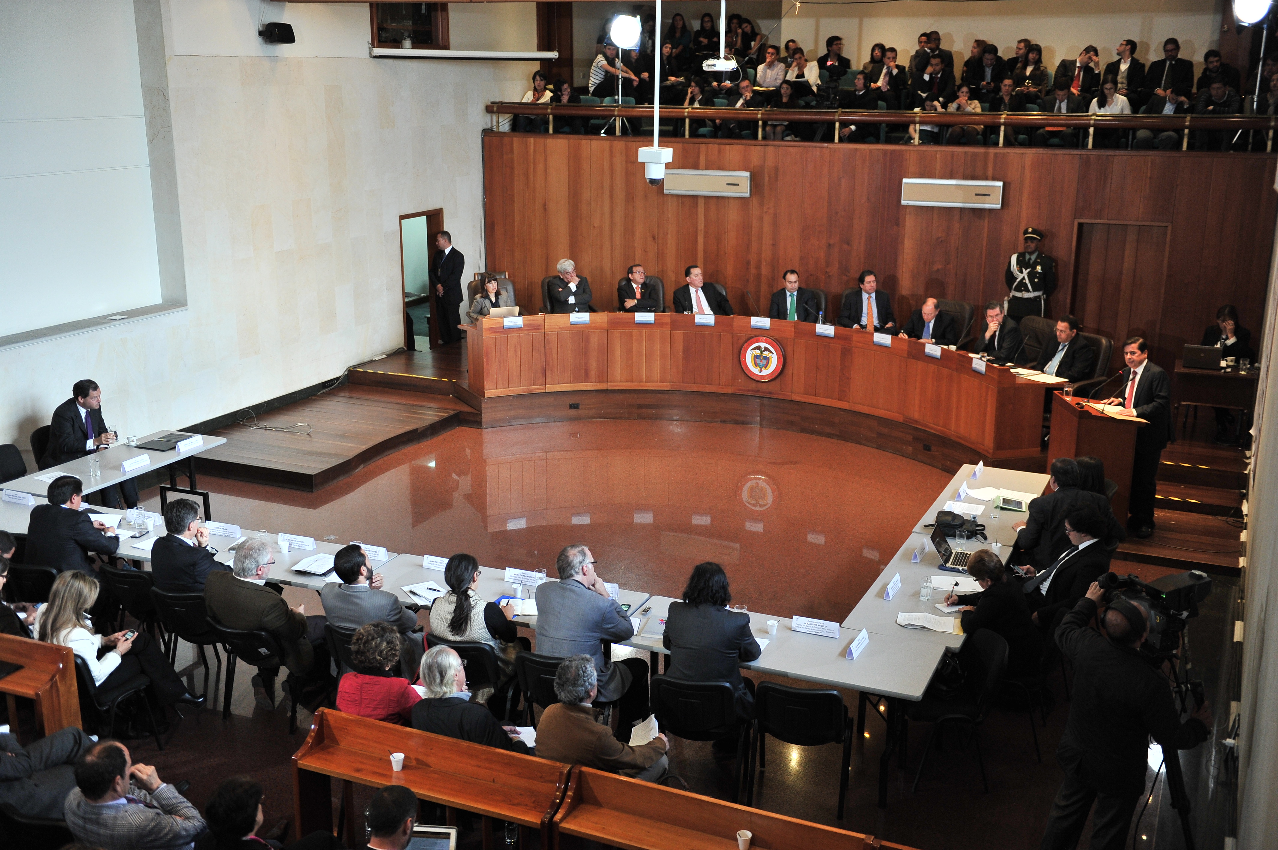 Audiencia del marco legal para la Paz ante la corte, entre los asistententes están: Juan Manuel Santos, presidente de la República; Gustavo Gallón, director de la comisión colombiana de juristas y demandante; Juan Fernando Cristo, presidente del congreso; Alejandro Ordoñez, Procurador general; Eduardo Montealegre, Fiscal General  y los magistrados de la corte Constitucional.