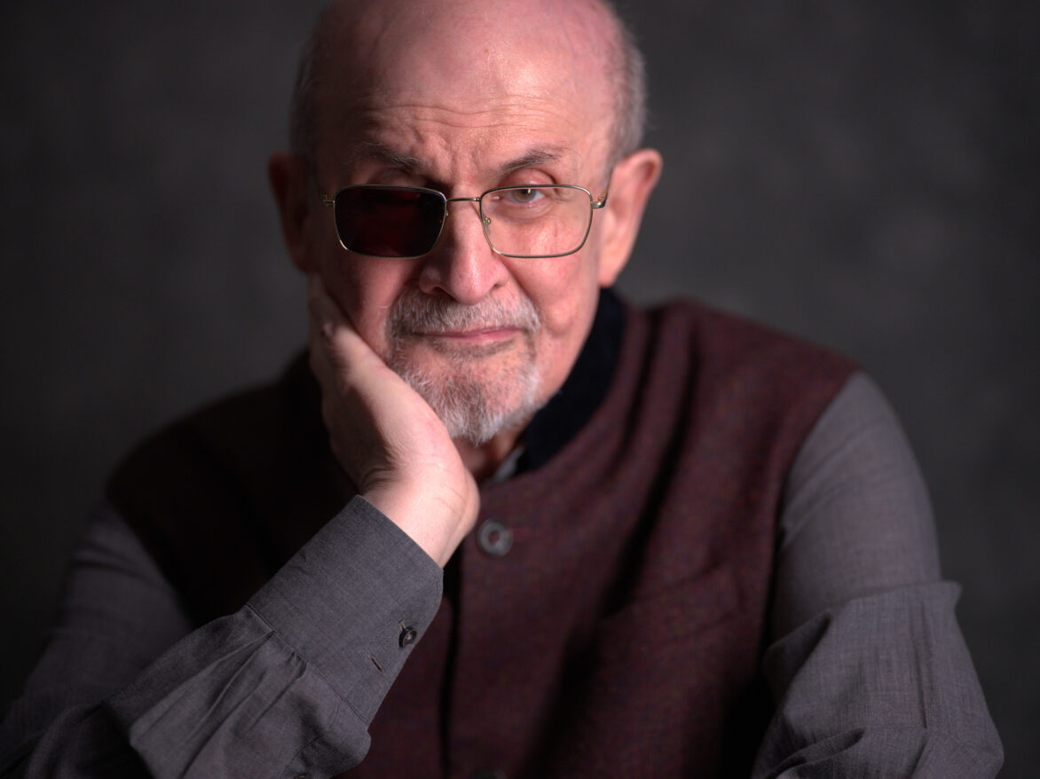 Salman Rushdie declaró en el nuevo juicio contra el hombre que lo apuñaló en 2022