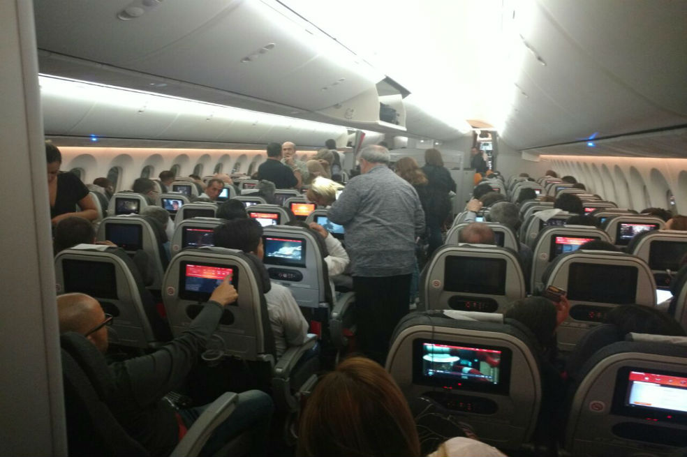 Pasajeros del vuelo Medellín- Madrid de Avianca, padecen retrasos de más de dos horas dentro del avión