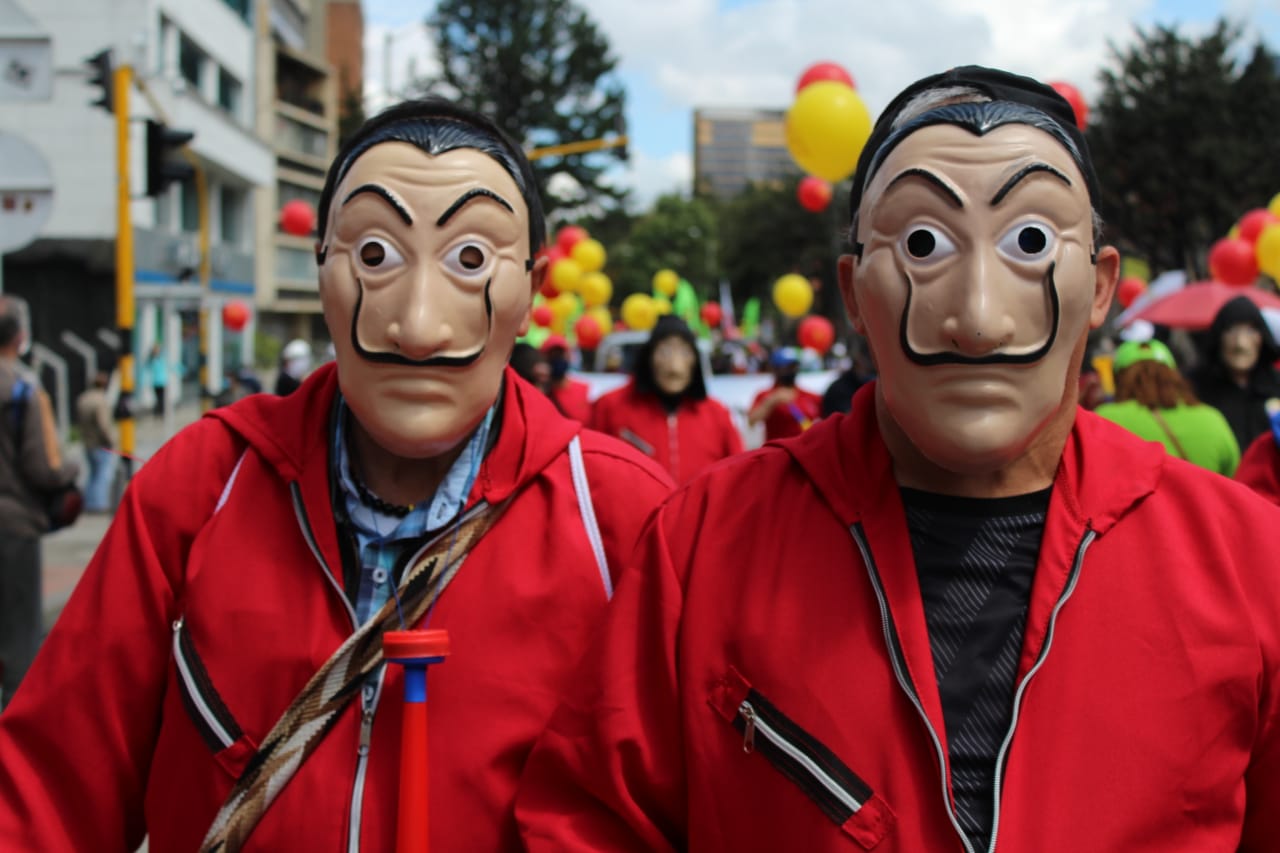 Disfraces, carteles, globos y arengas resaltaron en las movilizaciones del 19N