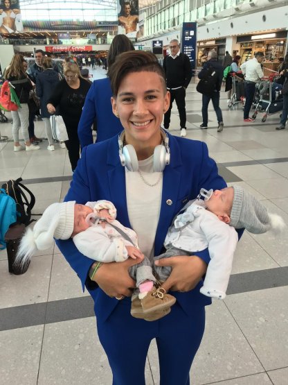 Lorena Benítez posando con sus bebes después de su paso por el Mundial Femenino de Francia 2019.