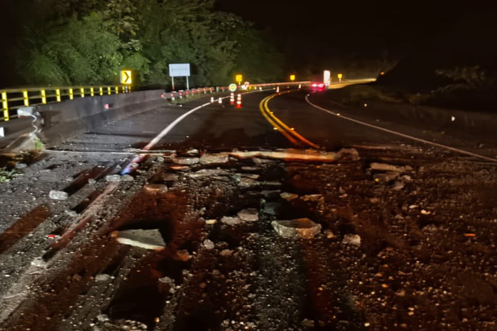 Ataque con explosivos afectó la vía Manizales–Medellín: concesión habilitó paso a un carril