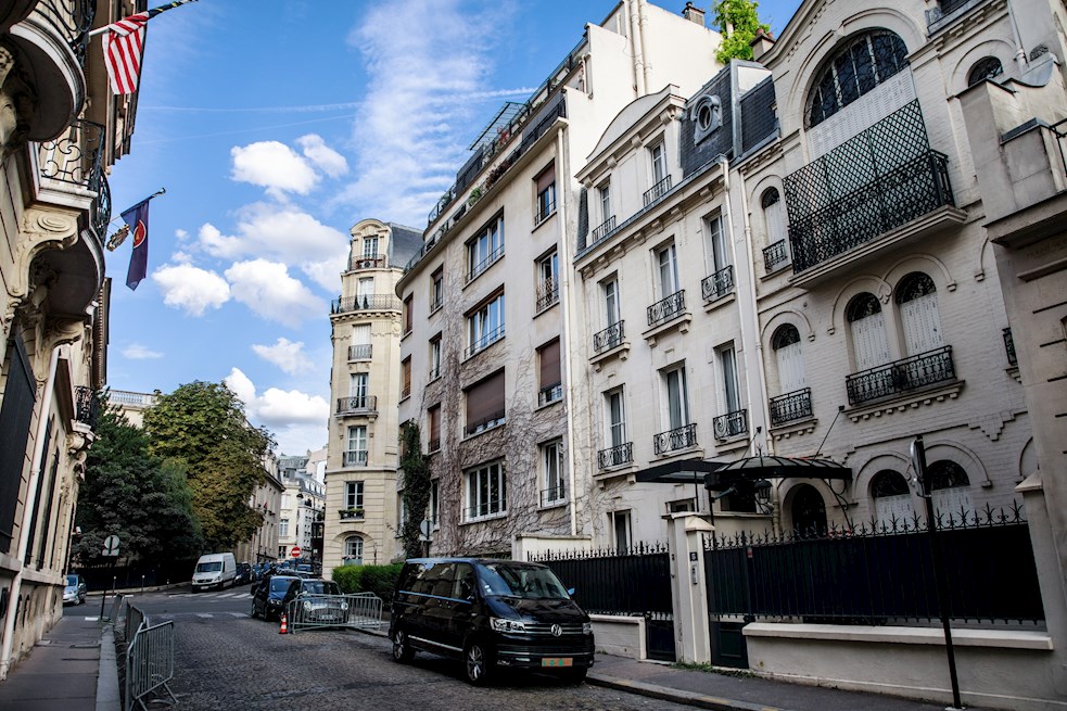 Vista general del edificio donde Olivia de Havilland vivía en París, Francia.