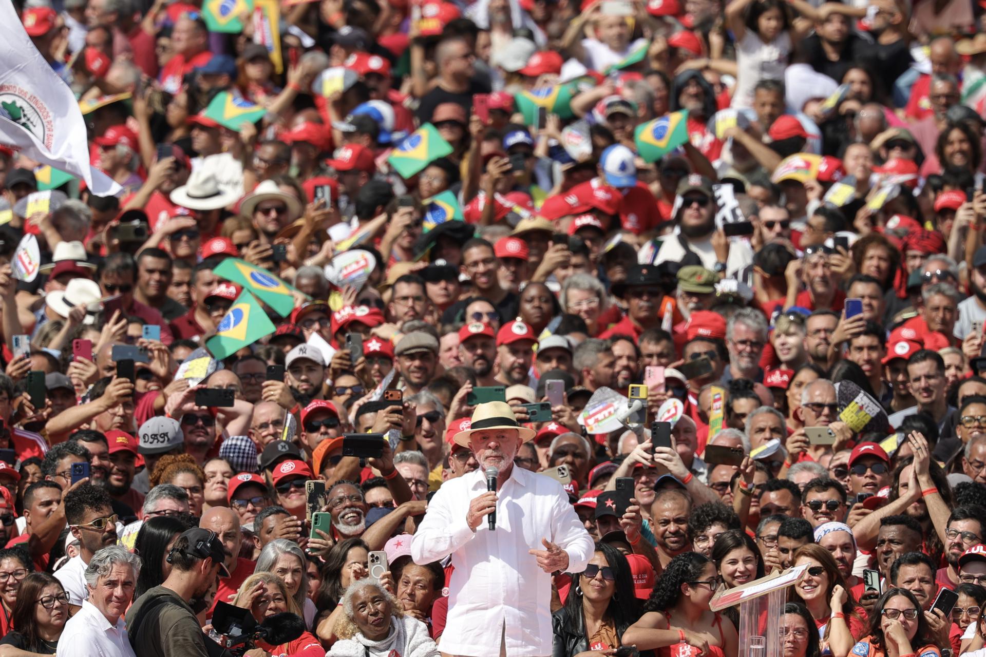 Lula y Flávio Bolsonaro lanzan sus campañas por la presidencia de Brasil con empate técnico