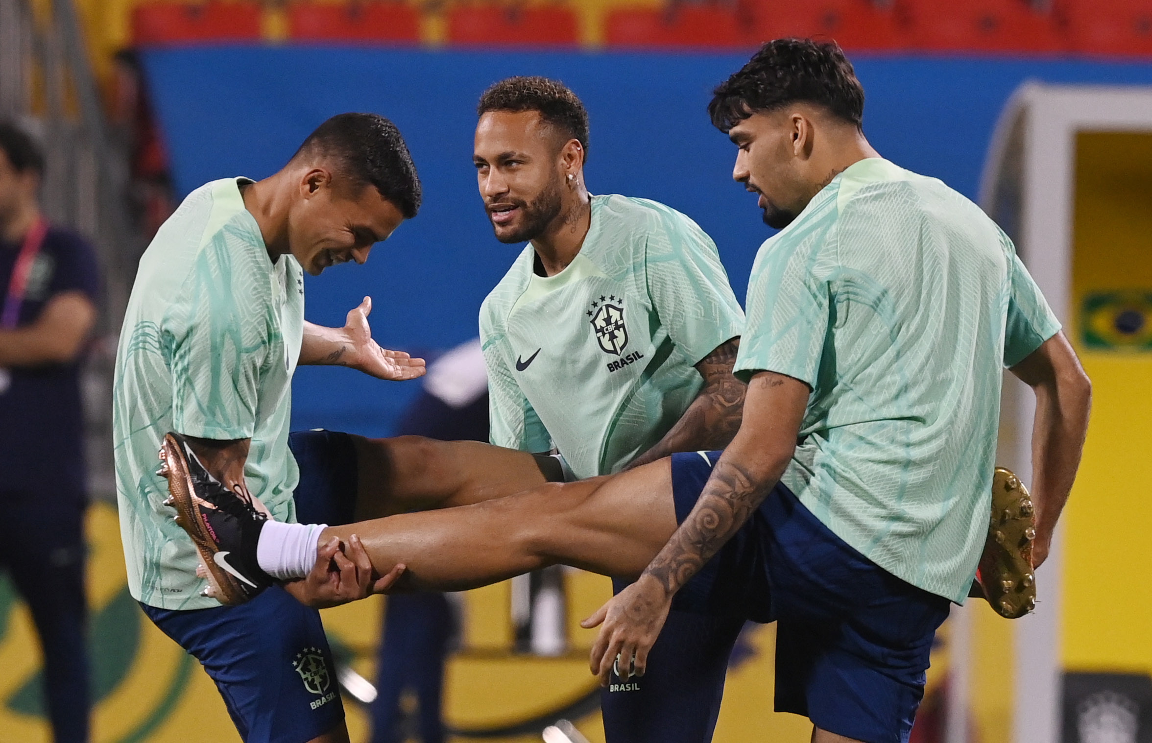Doha (Qatar), 23/11/2022.- (L-R) Thiago Silva, Neymar Jr and Lucas Paqueta stretch during the Brazil training session in Doha, Qatar, 23 November 2022. Brazil will face Serbia in the FIFA World Cup 2022 on 24 November 2022. (Mundial de Fútbol, Brasil, Catar) EFE/EPA/NEIL HALL