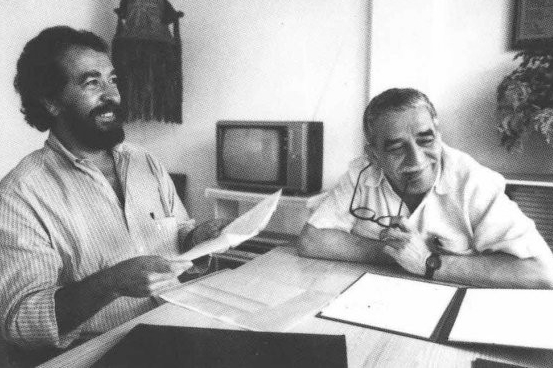 El escritor Fernando Morais y García Márquez firmaron un manifiesto político en favor de víctimas de la dictadura en Brasil y un convenio de cine entre la Secretaría de Cultura de São Paulo y la escuela de cine del Nobel en Cuba. Aquí, en La Habana, en 1990.
