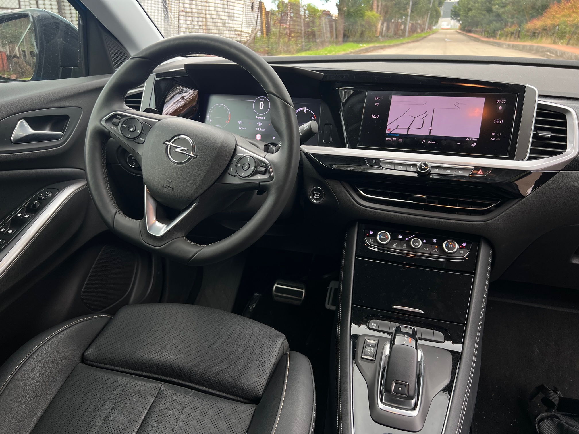 El sistema multimedia del Opel Grandland X 2023 ofrece una pantalla central de 10 pulgadas. Además, las dos plazas delanteras disponen de calefacción en las sillas.
