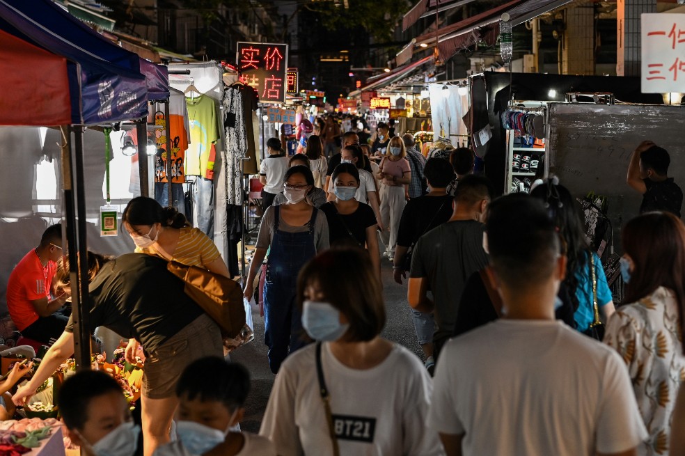 Después del desconfinamiento, Wuhan se tomó el tiempo de recordar su traumatismo. En el Museo de la Revolución, una exposición sobre el covid-19 presenta objetos representativos de la lucha contra la pandemia. Los visitantes pueden observar trajes de cuerpo entero con dedicatorias que fueron usados por el personal sanitario durante la crisis.