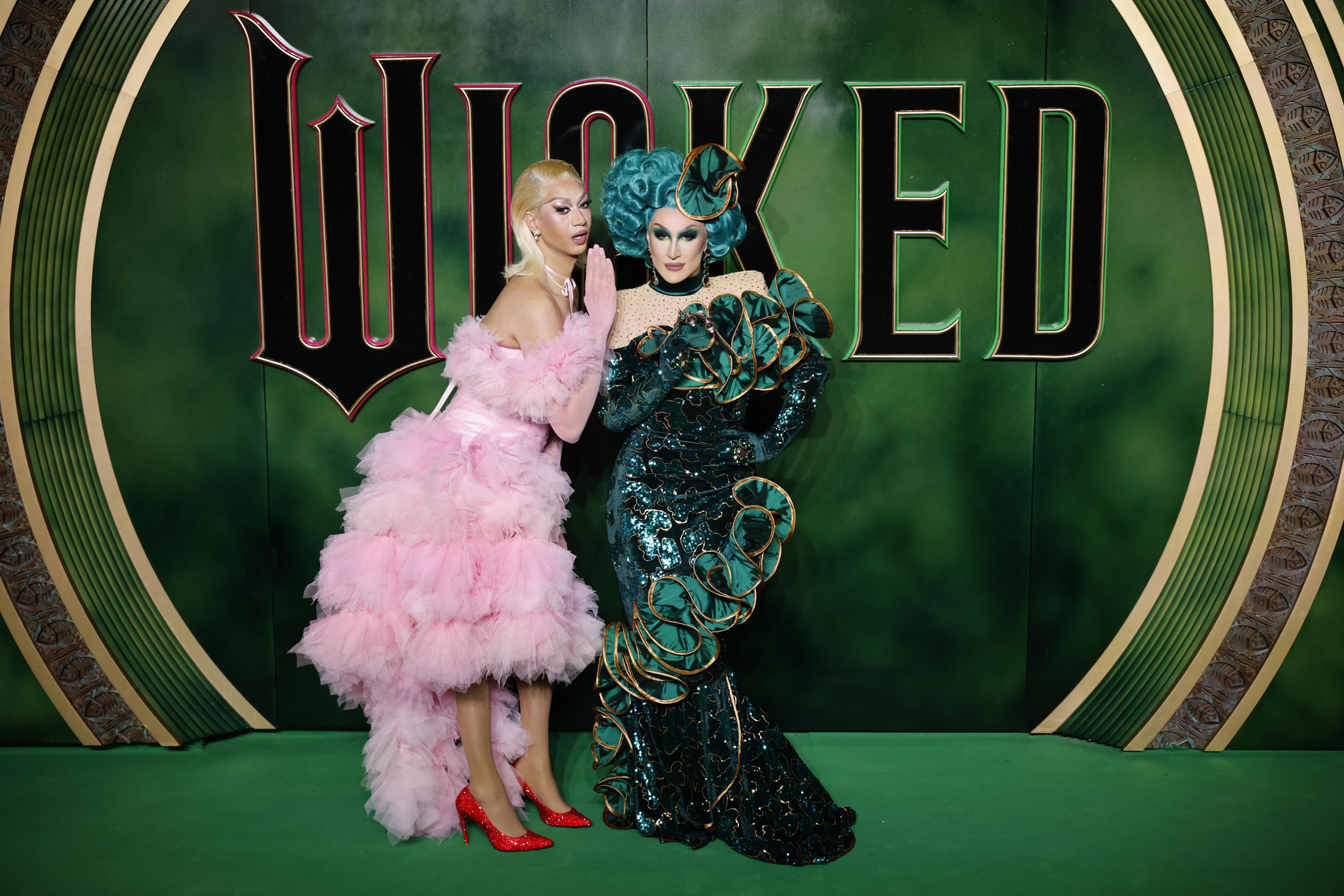 London (United Kingdom), 18/11/2024.- British drag artists Tia Kofi (L) and The Vivienne on the green carpet at the UK premiere of 'Wicked' at the Royal Festival Hall in London, Britain, 18 November 2024. The theme of the premiere is 'The Emerald City.' The movie will be released in the UK and Ireland on 22 November 2024. (Cine, Cine, Irlanda, Reino Unido, Londres) EFE/EPA/TOLGA AKMEN