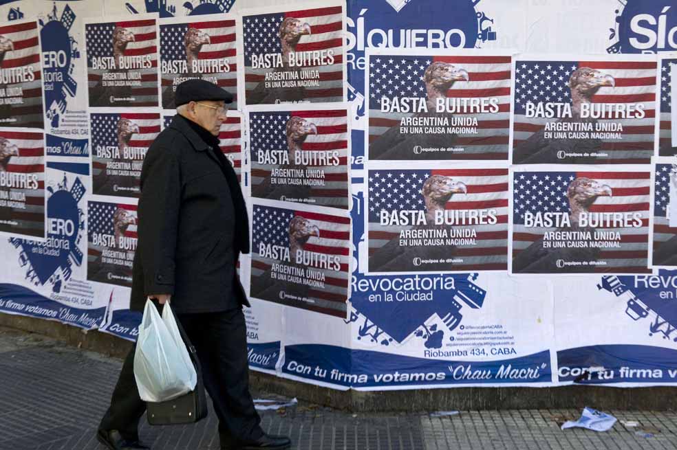 Argentina juega a la gallinita con un cese de pagos