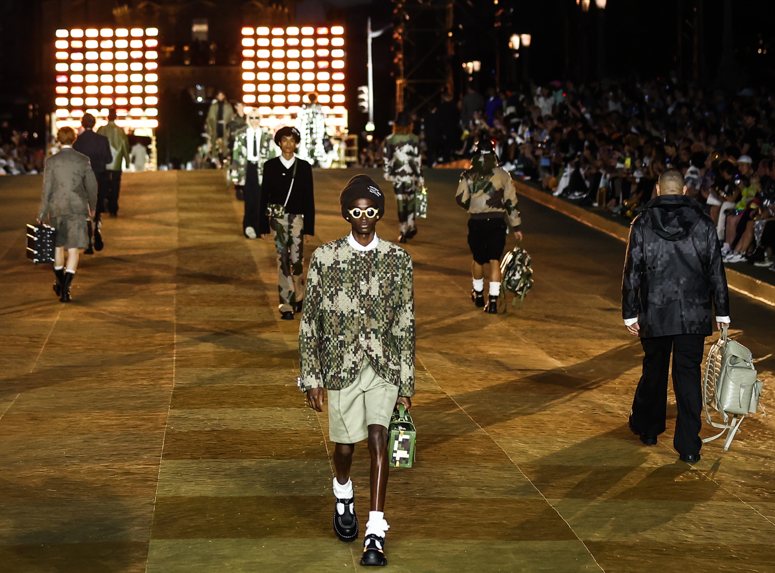 Paris (France), 20/06/2023.- A model presents a creation from the Spring/Summer 2024 Men's collection by American designer Pharrell Williams for Louis Vuitton during the Paris Fashion Week, on the Pont Neuf bridge, in Paris, France, 20 June 2023. The presentation of the Spring/Summer 2024 menswear collections runs in Paris from 20 to 25 June, 2023 (Moda, Francia) EFE/EPA/Mohammed Badra